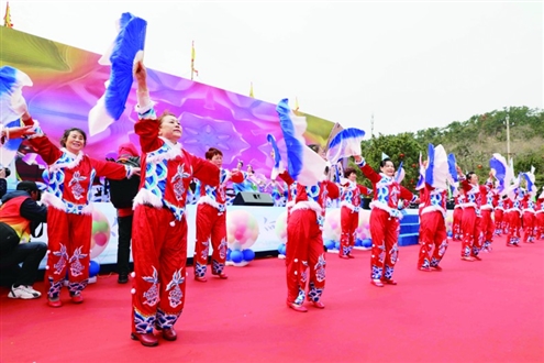在荣成当地,非遗体验融入旅游之中,游客可以参观当地百姓剪纸活动,也可以亲自体验学习